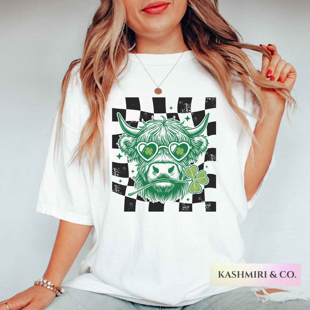 Retro St Patricks Day Highland Cow Shirt Lucky Vibes Checkered Green Leprechaun Cowgirl Cowboy Lover Tee St Pattys Day Sunglasses Gift