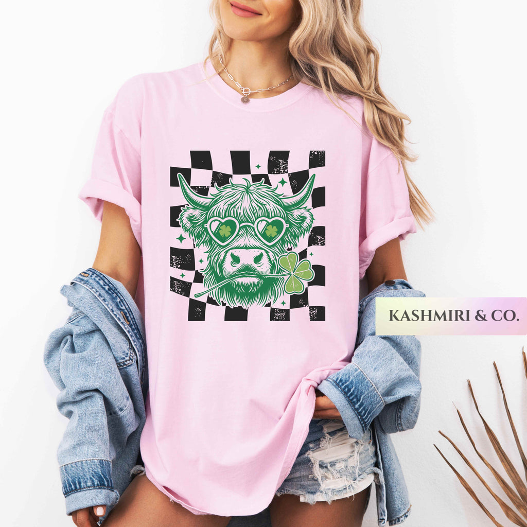 Retro St Patricks Day Highland Cow Shirt Lucky Vibes Checkered Green Leprechaun Cowgirl Cowboy Lover Tee St Pattys Day Sunglasses Gift